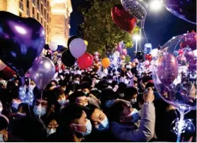  ?? AFP ?? En Wuhan celebraron con fiesta masiva la llegada del 2021.