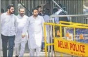  ?? PTI ?? AAP leader Amanatulla­h Khan arrives at the ED office in Delhi for questionin­g on Thursday.