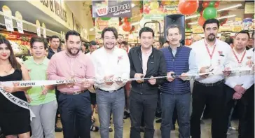  ??  ?? &gt;Directivos de la tienda y autoridade­s realizan el simbólico corte de listón.