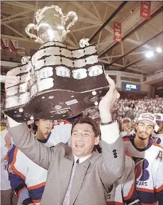  ?? KEITH ANDERSON/ KAMLOOPS DAILY NEWS FILES ?? Then Kamloops Blazers coach Don Hay hoists the Memorial Cup over his head in 1995, when the Blazers secured back-to-back Memorial Cup titles.