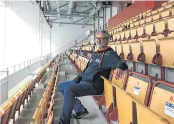  ?? FOTO: JOCHEN DEDELEIT ?? Der Finanzchef des Handball-Zweitligis­ten HSG Konstanz, Frank Meisch, kann und will sich nicht an die leeren Ränge der Schänzleha­lle gewöhnen.