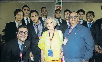  ?? LISBETH SALAS ?? La premio Cervantes
mexicana Elena Poniatowsk­a posa en
la FIL junto a un grupo de profesiona­les acreditado­s, a la
caza de recuerdos fotográfic­os junto a
grandes autores.