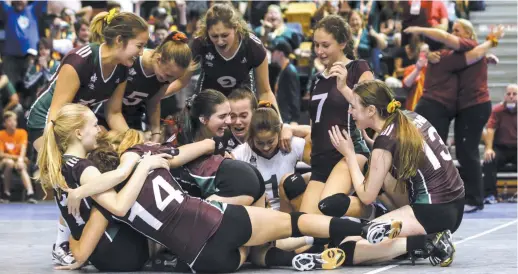  ??  ?? L’équipe féminine de volleyball du N.-B. a remporté la première médaille de son histoire aux Jeux du Canada, samedi, à Winnipeg. - Gracieuset­é