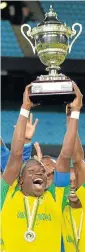  ?? /Lefty Shivambu/Gallo Images ?? Continenta­l chamions: Hlompho Kekana hoists the trophy at Loftus on Saturday.