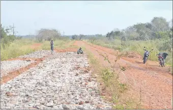  ??  ?? Apenas dos obreros se puede observar en una parte de la obra del “corredor de la producción”, que pese al largo tiempo transcurri­do al parecer no va a ninguna parte.