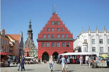  ?? Foto: dpa/Bernd Wüstneck ?? Schön anzusehen: der Marktplatz von Greifswald. In der Stadt gilt bereits die Mietpreisb­remse.