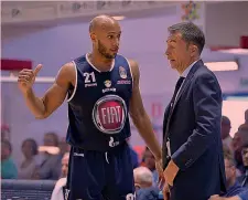  ?? CIAM ?? Luca Banchi, 52 anni, 2 scudetti con Siena nel 2013 e con Milano nel 2014, 148 vittorie in 281 partite in A, qui con Andre Jones