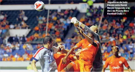  ?? EFE ?? Jugadores de Indy Eleven ante David Meves (segundo a la der.) de Puerto Rico Football Club.