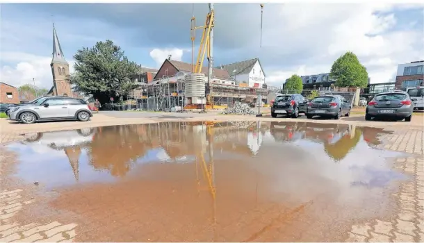  ?? RP-FOTO: ARMIN FISCHER ?? Still ruht der See: Auf dem Willy-brandt-platz parken Autos. Wann hier was gebaut wird, ist weiter völlig offen. Das Interesse von Investoren an der Brachfläch­e aber wächst.