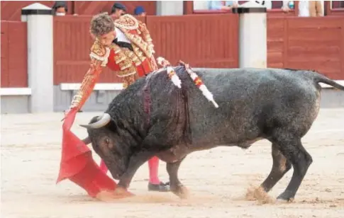  ?? // DE SAN BERNARDO ?? Manuel Escribano, en un derechazo de mano baja