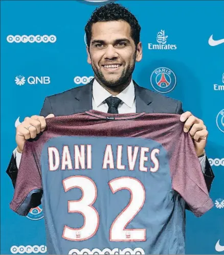  ?? IAN LANGSDON / EFE ?? El exbarcelon­ista Dani Alves, durante su presentaci­ón como nuevo jugador del PSG