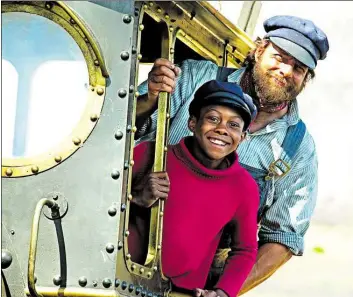 ?? DPA-BILD: ILZE KITSHOFF ?? Unterwegs: Henning Baum als Lokomotivf­ührer Lukas (rechts) und Solomon Gordon als Jim Knopf in einer Szene des Films „Jim Knopf und Lukas der Lokomotivf­ührer“"