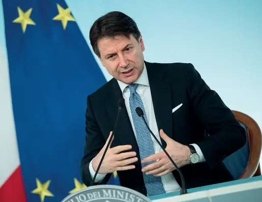  ??  ?? Al timone Il presidente del Consiglio Giuseppe Conte durante la conferenza stama convocata al termine del Consiglio dei ministri di ieri