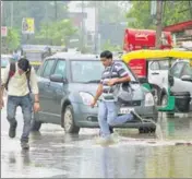  ?? RAHUL GROVER/ HT ?? Till 5.30pm on Sunday, the Capital had received around 24.6mm of rainfall, leading to waterloggi­ng in some areas.