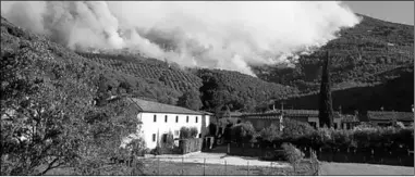  ??  ?? Rook stijgt op vanaf een berg in Calci. (Foto: ABC News)