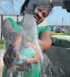  ?? PICTURE: LULAMA ZENZILE ?? KEEP IT CLEAN: Washing hands can save lives.