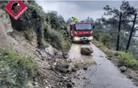  ?? Photo: Fire brigade ?? Rocks on the road in Cocentaina