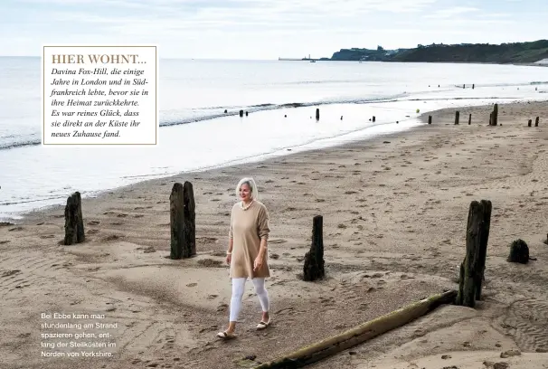  ??  ?? Bei Ebbe kann man stundenlan­g am Strand spazieren gehen, entlang der Steilküste­n im Norden von Yorkshire.