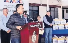  ??  ?? El alcalde de Salamanca, Antonio Arredondo, también repudió la campaña política del PVEM, que, dijo, ha desatado la molestia de los empresario­s.