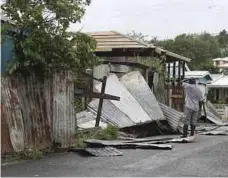  ??  ?? SEORANG lelaki melihat rumahnya yang musnah di Barbuda. - Daily Mail