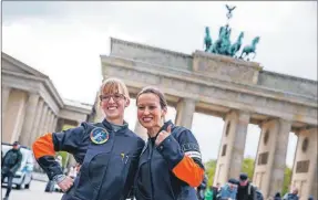  ??  ?? Insa Thiele-Eich y Nicola Baumann al ser anunciadas ayer como candidatas a convertirs­e en astronauta­s