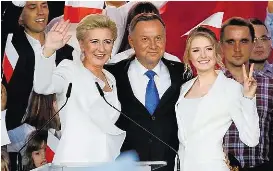  ??  ?? Alter und neuer Präsident: Andrzej Duda mit Frau und Tochter