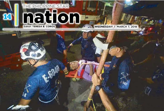  ?? ALDO NERBERT BANAYNAL/ THE FREEMAN ?? Rescuers pull out workers trapped in a bunkhouse that collapsed in Lahug, Cebu City yesterday.