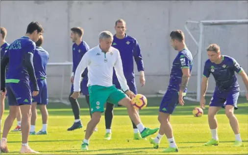  ??  ?? OPTIMISMO. Quique Setién vive un momento brillante en el Betis y quiere trazar más líneas de futuro para consolidar el proyecto actual.