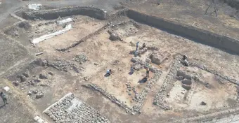  ??  ?? A still shot from the documentar­y showing excavation­s of Neolithic settlement­s in Yeşilova Mound, İzmir, western Turkey.