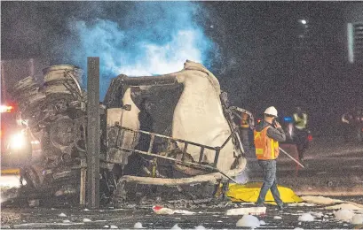  ?? RICK MADONIK TORONTO STAR ?? Two people died when a tanker truck was involved in a collision on Hwy 407 ETR between Keele St. and Dufferin St. on Wednesday.