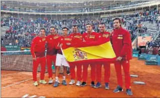  ??  ?? EQUIPO. Marc López, Rafa Nadal, David Ferrer, Sergi Bruguera, Pablo Carreño, Roberto Bautista y Feliciano López. El número uno fue quien prendió la mecha al ganar a Zverev.