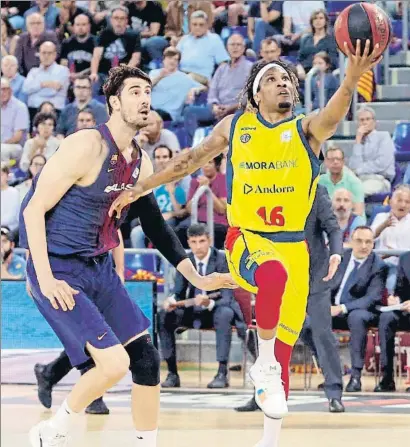  ?? TONI ALBIR / EFE ?? Ante Tomic sigue con la mirada una acción del jugador del MoraBanc Andorra Albicy