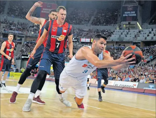  ??  ?? UN JABATO. Felipe Reyes se lanza para salvar un balón que se perdía por la línea de fondo. El capitán peleó con éxito ante Shengelia.