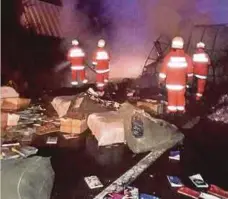  ??  ?? ANGGOTA bomba berusaha memadamkan kebakaran dalam kemalangan maut di Kilometer 323 Jalan Kuala Lumpur-Kota Bharu.