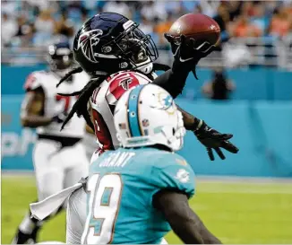  ?? LYNNE SLADKY / AP ?? Linebacker De’Vondre Campbell supplies one of the Falcons’ highlights with a one-handed intercepti­on of a pass intended for Jakeem Grant in Thursday night’s loss to the Dolphins.