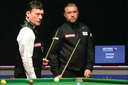  ??  ?? Jimmy White (left) and Stephen Hendry size up a shot during the latter’s victory in World Championsh­ip qualifying