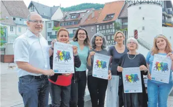  ?? FOTO: DAGMAR STUHRMANN ?? Ziehen gemeinsam beim „Fest der Kulturen“an einem Strang (v.l.): Kulturamts­leiter Martin Roscher, Maryam Gromi, Vera Matthes, Anna-Maria Hartmann, artina Herzog von der Stiftung Sabab Lou, Gabriele Knupe und Bahare Sarkani.