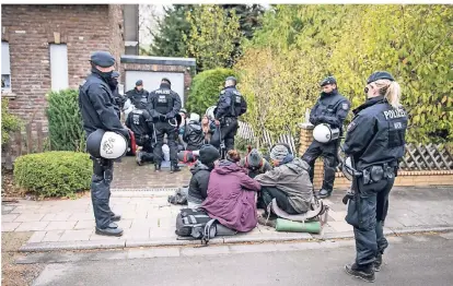  ?? FOTO: IMAGO ?? Nach der Räumung eines besetzten Hauses in Manheim haben Polizisten die Aktivisten kurz festgesetz­t.