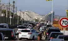  ??  ?? Un « joyeux bazar », malheureus­ement dangereux.
La commune de Villeneuve­Loubet réagit :
La commune n’est pas contre les PV. Mais elle souhaite qu’une harmonie soit trouvée dans l’intérêt de tous pour partager la route sans se la disputer.