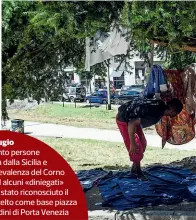  ??  ?? Il rifugioCir­ca duecento persone arrivate in città dalla Sicilia e dirette a Nord, in prevalenza del Corno d’Africa, insieme ad alcuni «diniegati» (migranti a cui non è stato riconosciu­to il diritto d’asilo) hanno scelto come base piazza Duca d’Aosta e i giardini di Porta Venezia