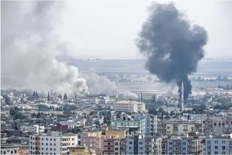  ?? — AFP ?? This picture taken on Wednesday from the Turkish side of the border at Ceylanpina­r district in Sanliurfa shows smoke rising from the Syrian town of Ras al Ain on the eighth day of Turkey’s military operation against Kurdish forces.