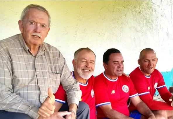  ?? CORTEsÍa ?? Gustavo De Simone (izquierda) departió con Nilton Nóbrega, Edwin Barquero y Alvin Camacho, exjugadore­s de Herediano.