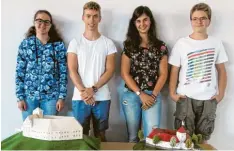  ?? Foto: Vanessa Polednia ?? Die FOS-Schüler Sara Schramm, Enrico Kirr, Laura Steinacher und Patrick Failer (von links) sind stolz auf ihre 3D-Modelle.