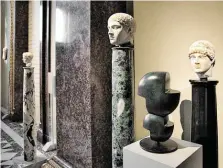  ?? BILD: SN/KHM/GABRIEL RÜF ?? Herbert Albrechts Skulpturen in antiker Nachbarsch­aft mit den Schätzen der Antikensam­mlung des Kunsthisto­rischen Museums.