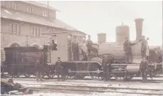  ?? FOTO: SCHLOSS FACHSENFEL­D ?? Dampflokom­otive Wetzlar der Königlich-Württember­gischen Staatseise­nbahn in der Reparaturw­erkstätte Aalen (1896).