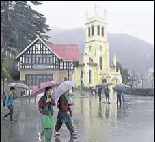  ?? DEEPAK SANSTA / HT ?? People taking a stroll during the rain on The Ridge in Shimla on Saturday.