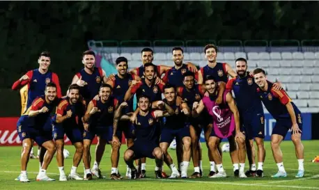  ?? PABLO GARCÍA/RFEF ?? LA FUERZA DE LA ROJA
Un grupo de jugadores posa tras el entrenamie­nto de ayer, previo al duelo frente a Alemania. Tienen la opción de sellar el pase a octavos por la vía rápida.