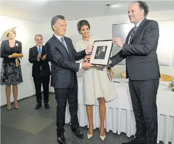  ?? PRESIDENCI­A ?? Convenio. Macri y Awada ayer, tras la visita al museo de Ana Frank.