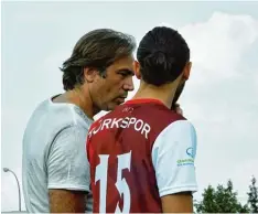  ?? Foto: Walter Brugger ?? Serdar Dayat (rechts Volkan Yalcin) feierte zuletzt seinen ersten Sieg als Türkspor Trainer. In Mering soll sein Team jetzt nachlegen.