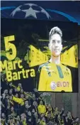  ?? Foto: Kraft, imago ?? Im Herzen dabei: der verletzte Dortmun der Spieler Marc Bartra.